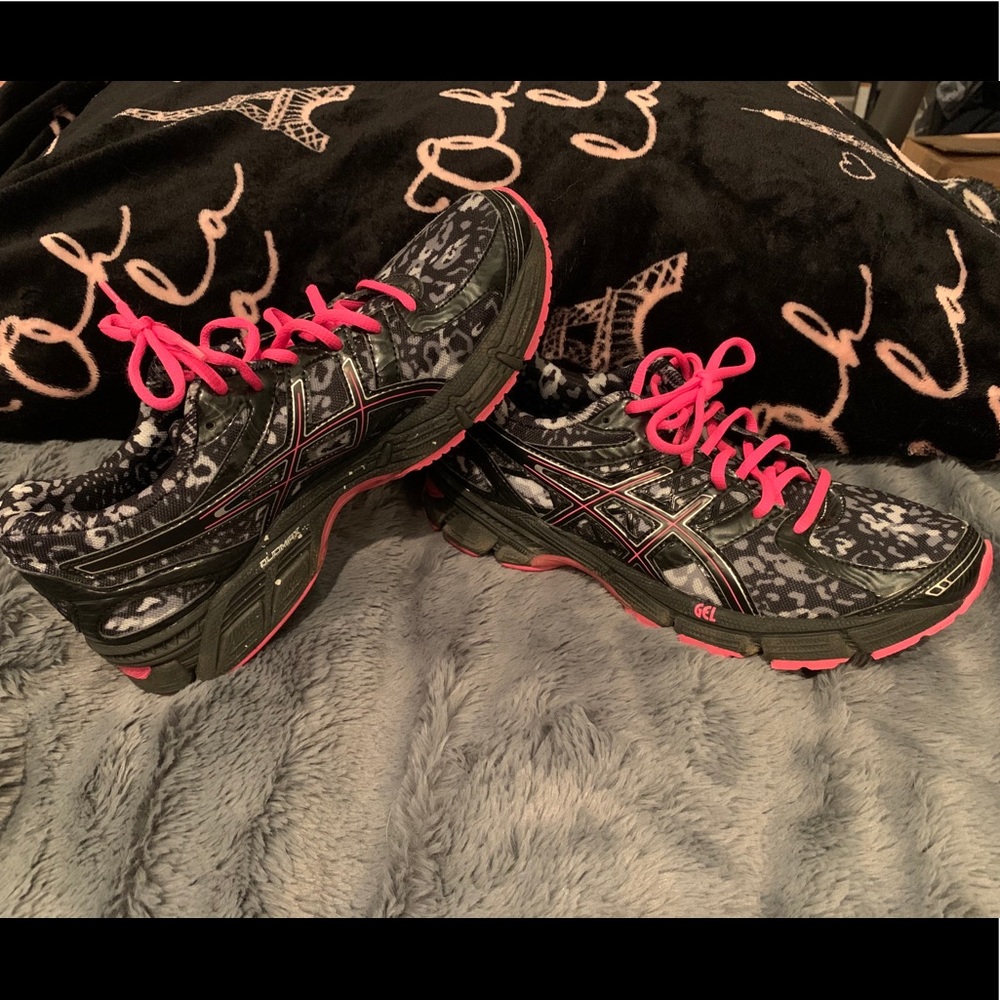 Women’s ASICS Camo-Breast Cancer Edition Sz 8.5